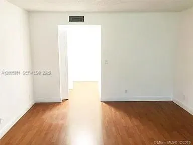 LARGE MASTER BEDROOM
