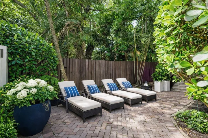 1108 Coconut Row