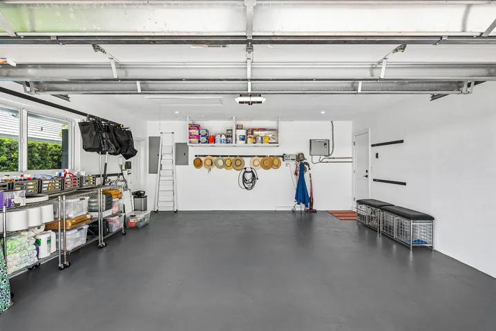 Immaculate 2-car garage