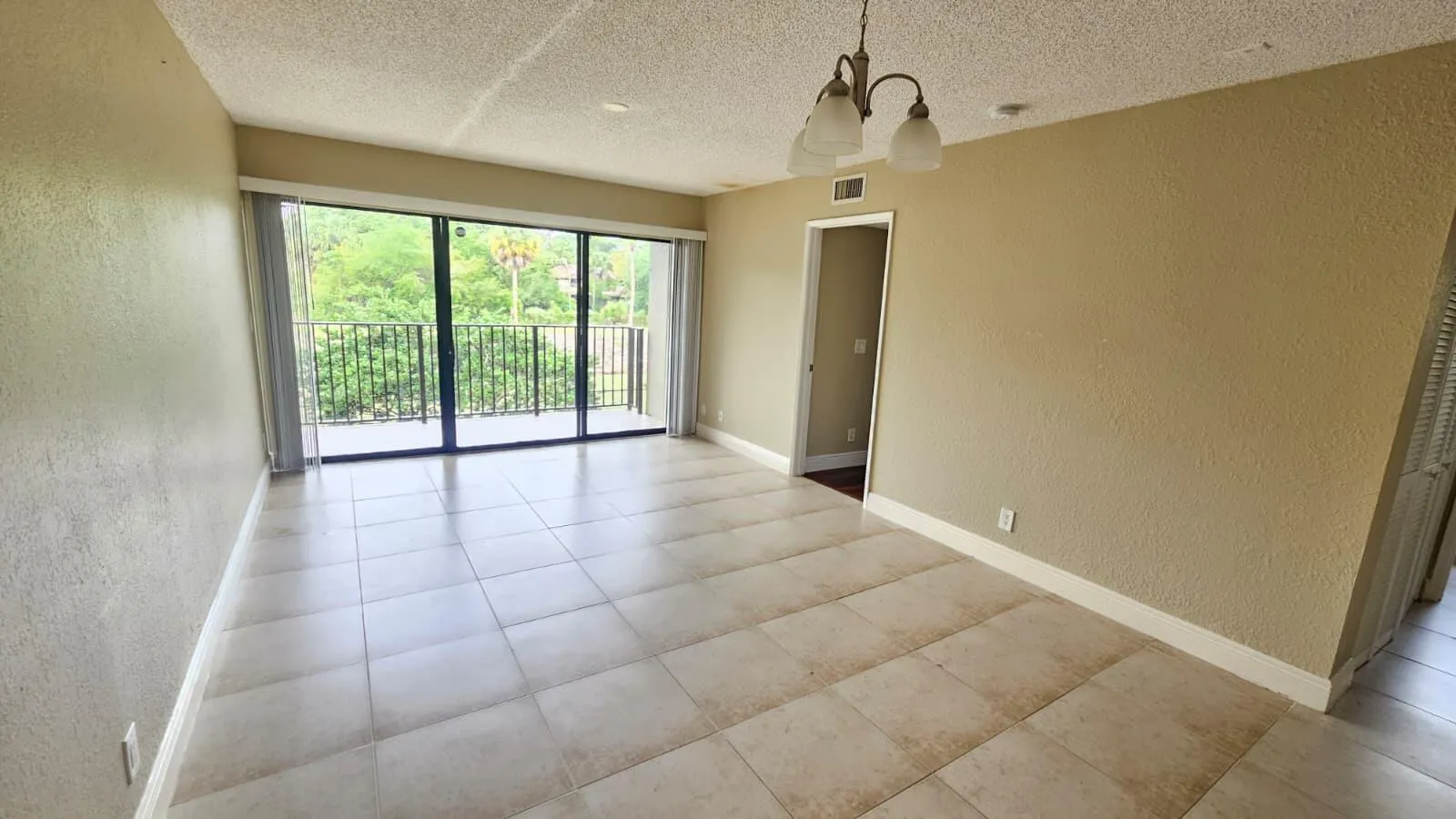 1581 living room 1