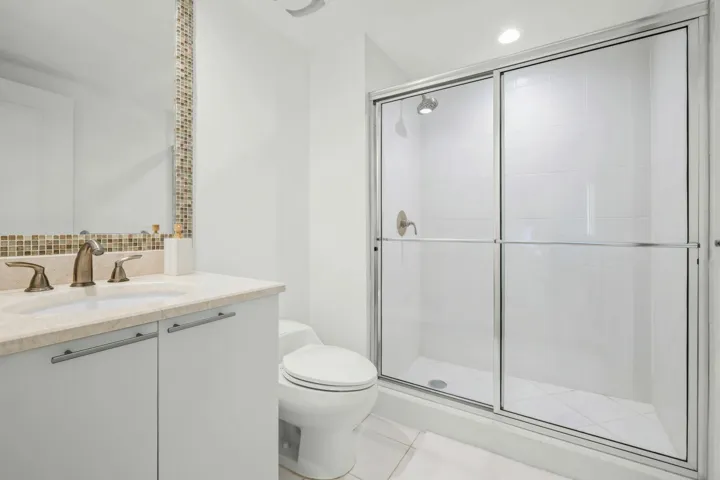 2nd bedroom bath