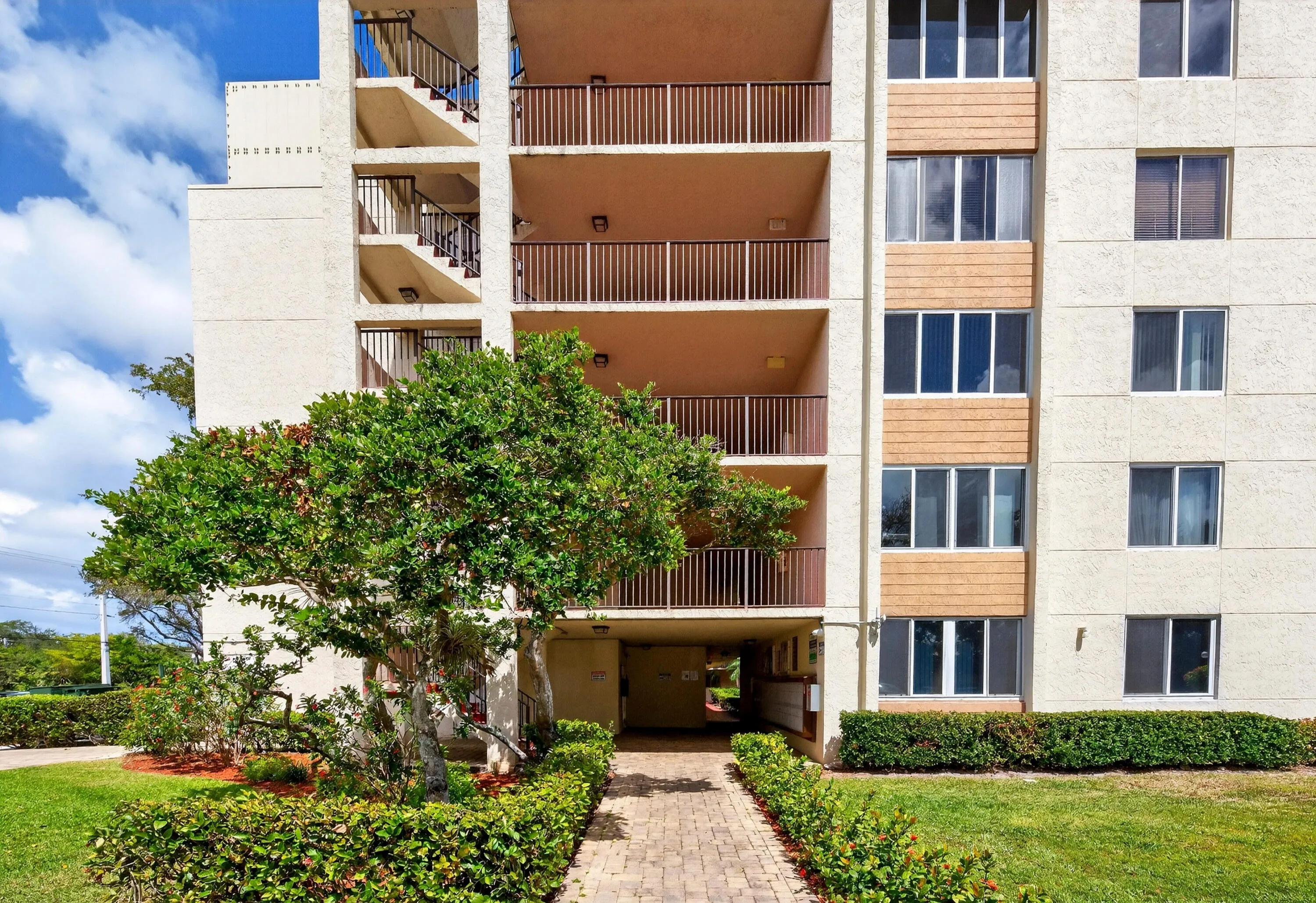 Front Entry Detail-003-006-4000x2746