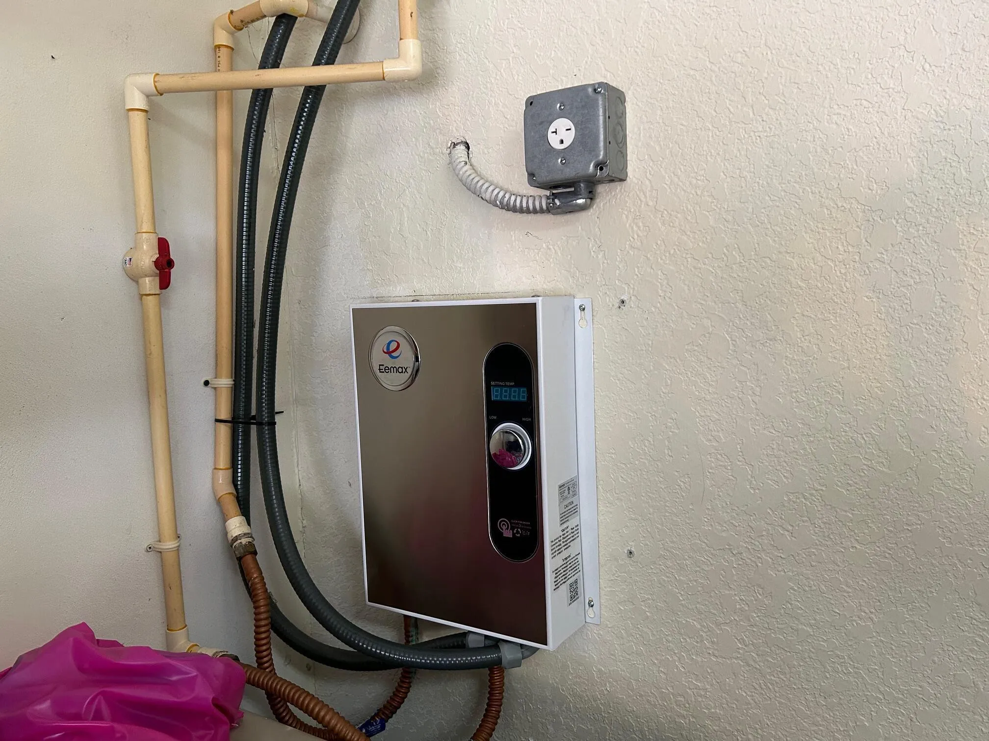 ENERGY EFFICIENT TANKLESS HOT WATER HEATER