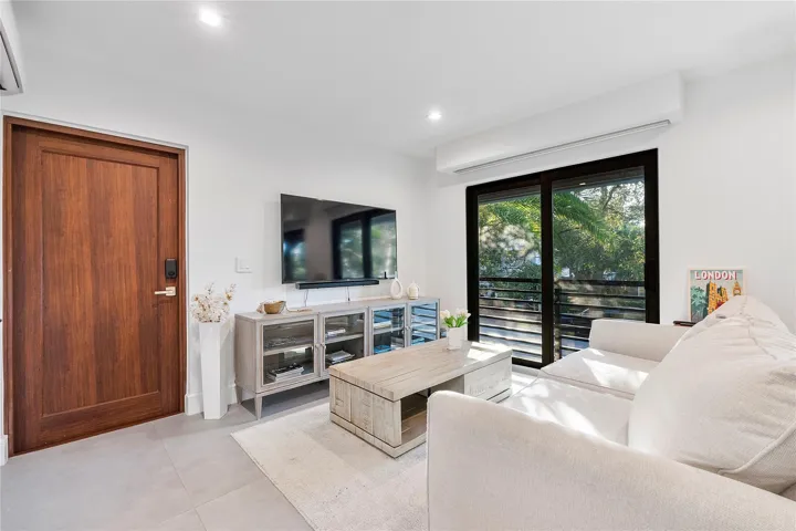 Attached 1/1 apartment