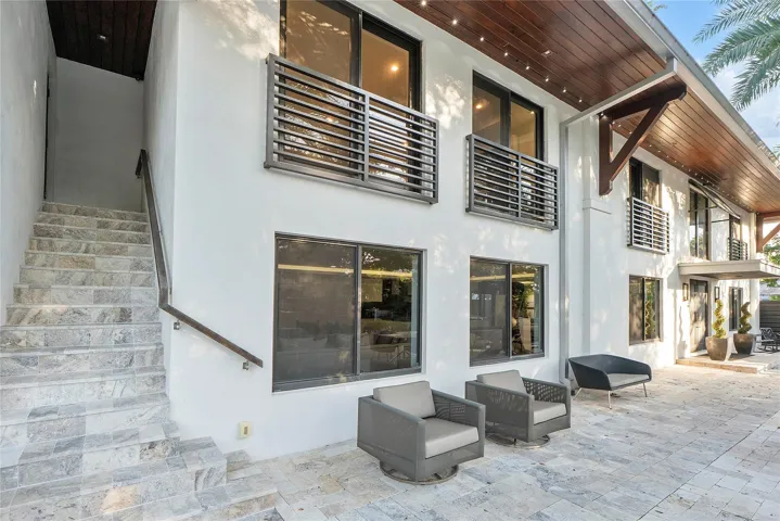 Attached 1/1 apartment entrance from exterior