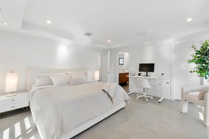 Guest bedroom w/ en suite
