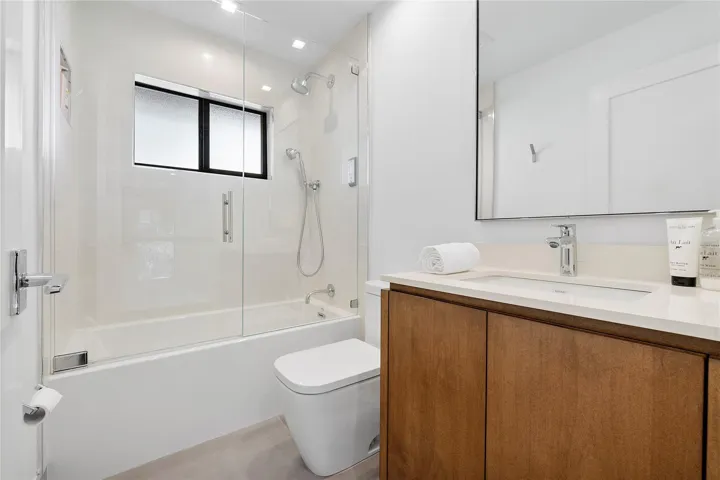 Upstairs bathroom for 3rd & 4th bedroom