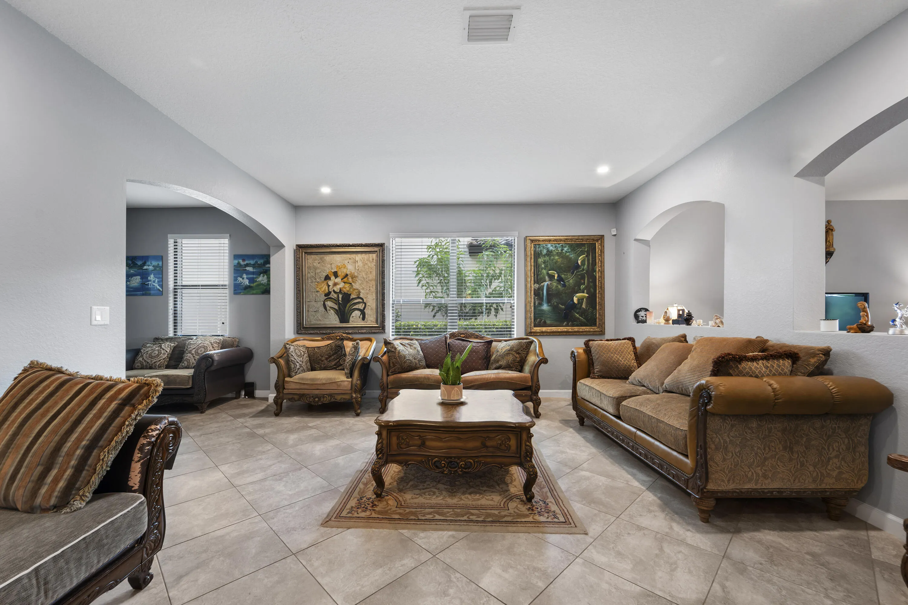 Formal living room. Previous furnished.
