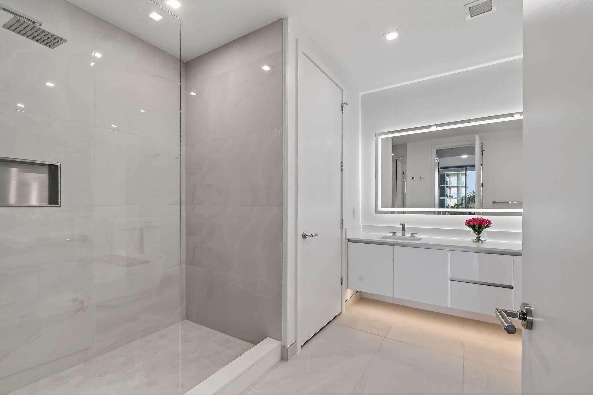 220LakeShoreDr#715(27)