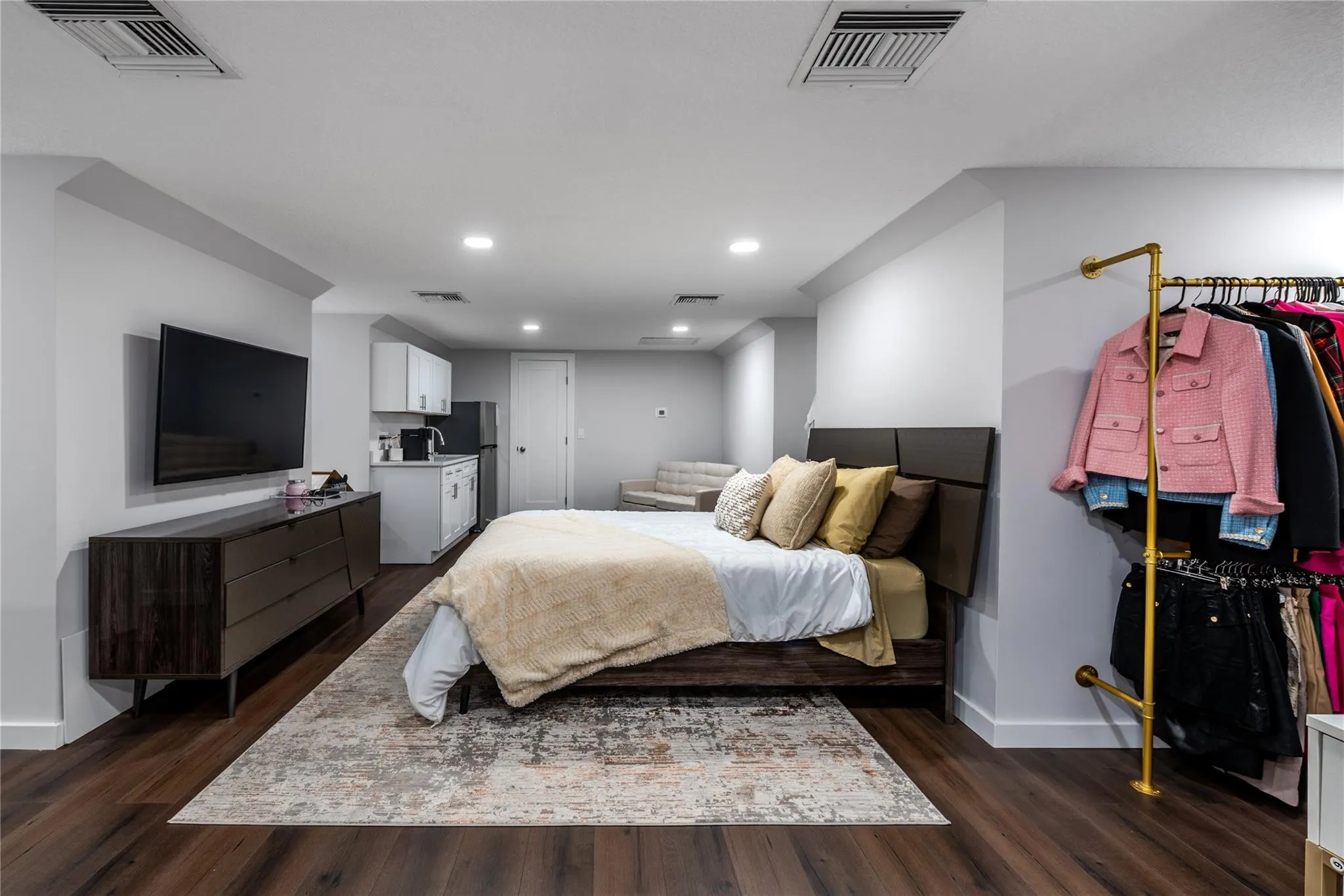 Guest apartment above hangar