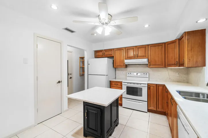 Kitchen w/pantry door
