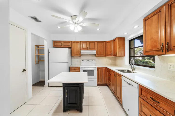 Kitchen w/island