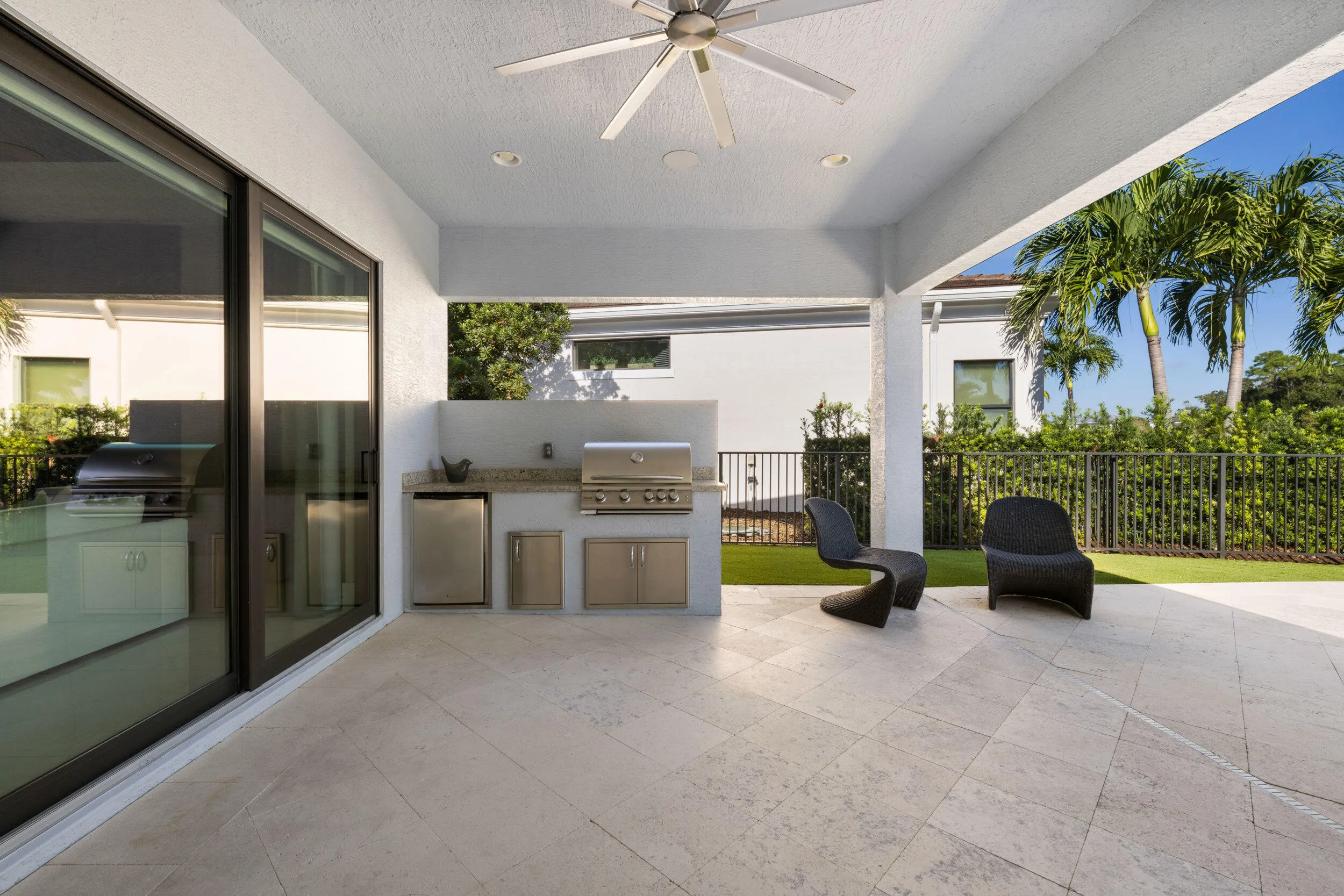 Enjoy bbq overlooking the pool and natural area.