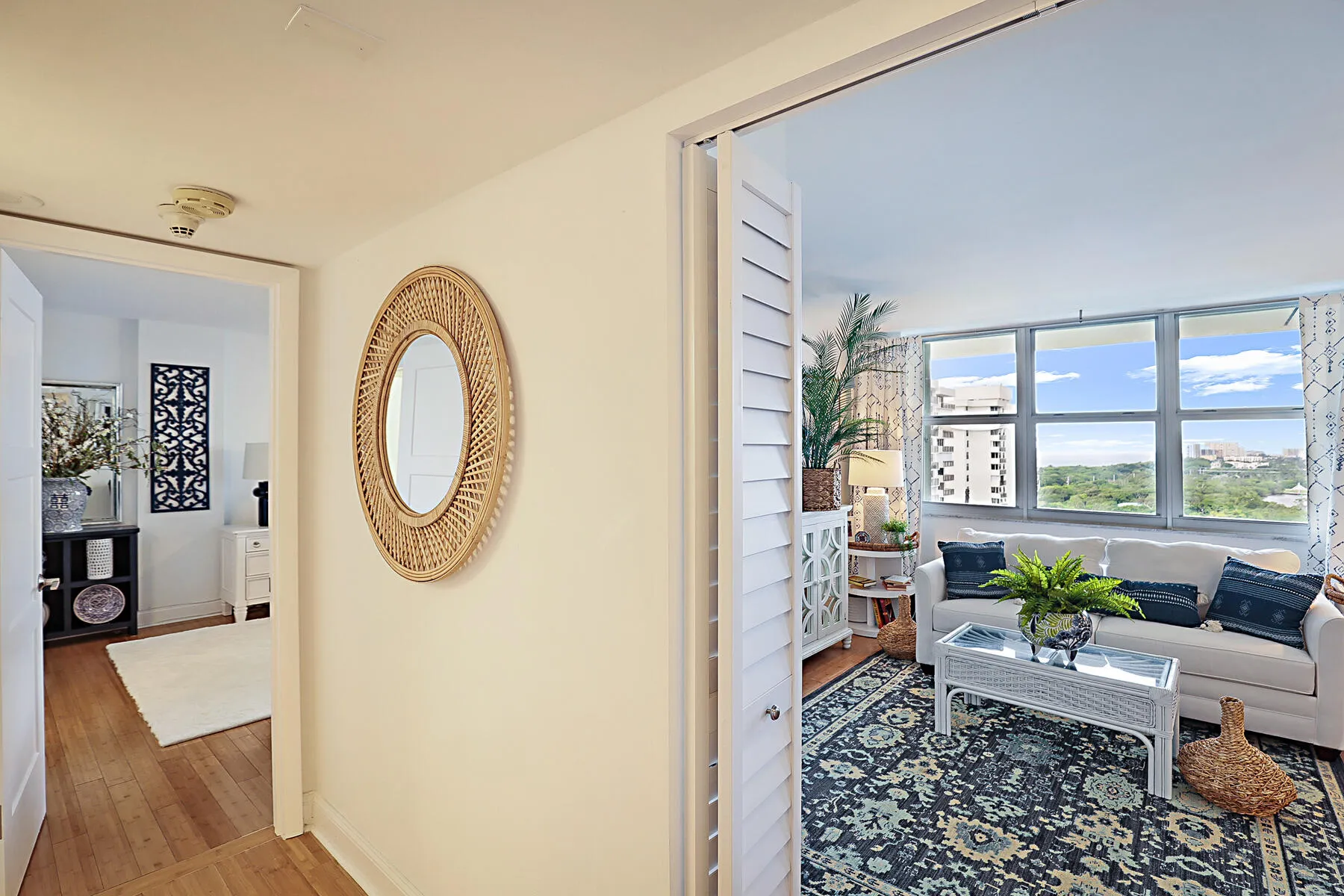 Hall to principal bedroom