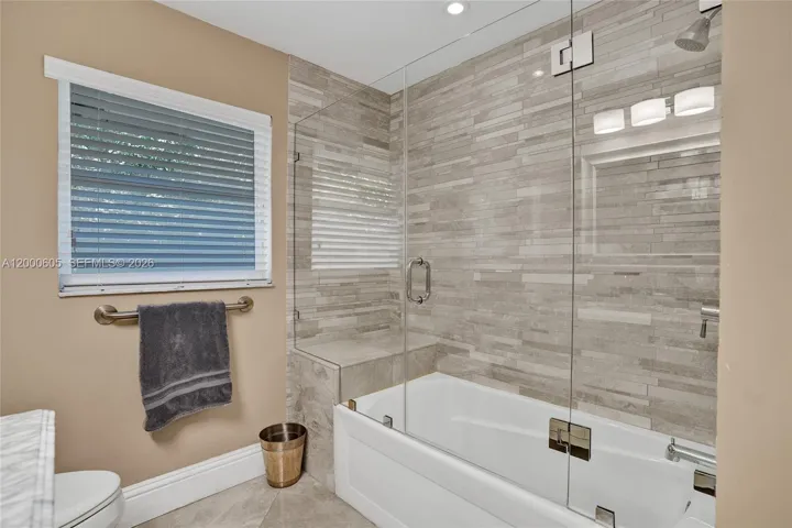 MODERN BATHROOM WITH TUB! GREAT FOR KIDS!