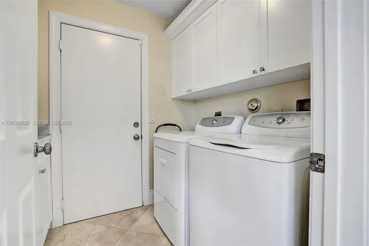 LARGE LAUNDRY ROOM WITH CABINETS!