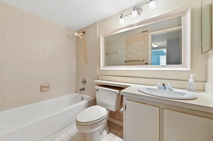 16 Bathroom 01