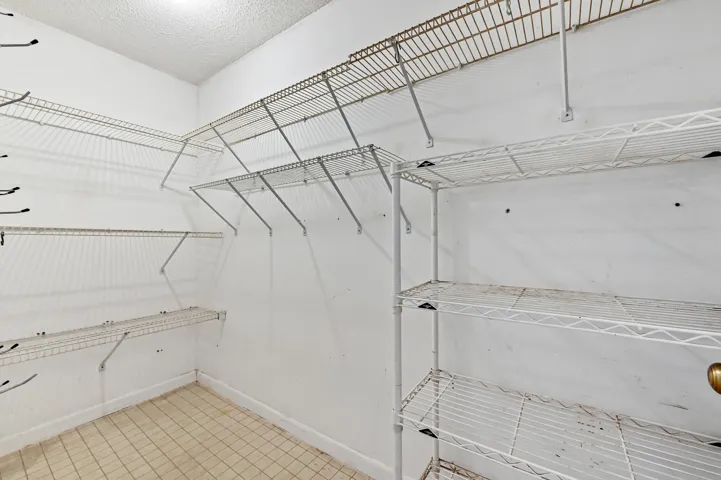 15 Closet 01