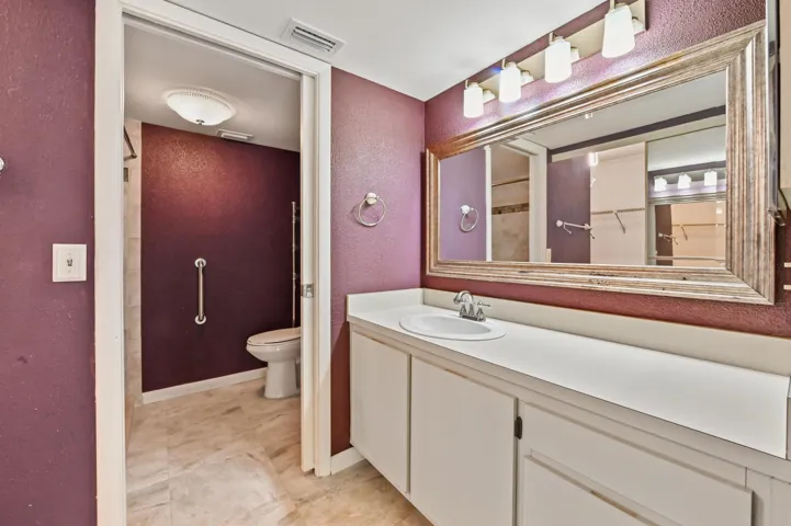 22 Bathroom 01