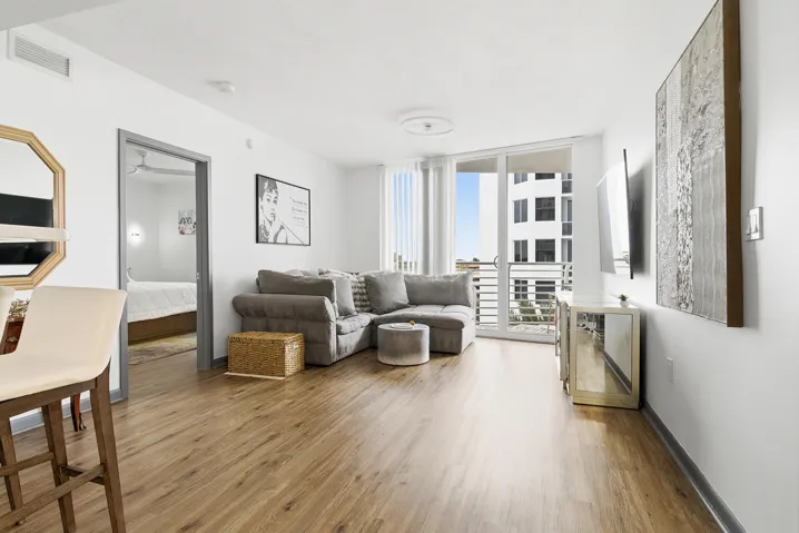 1551-N-FLAGLER-DR-605-33401-002