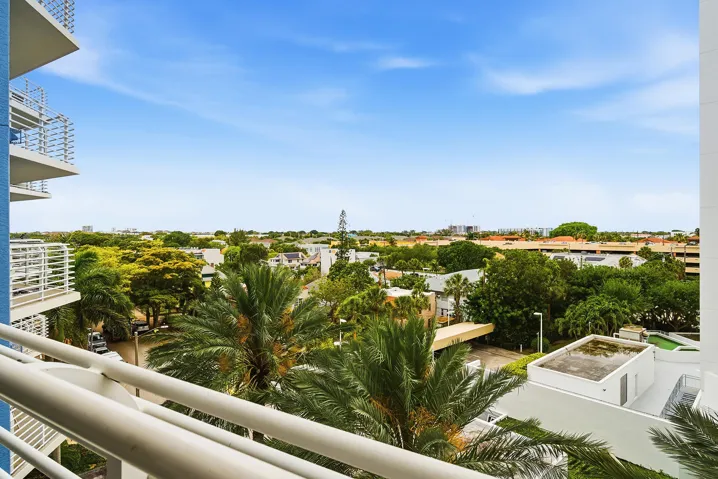 1551-N-FLAGLER-DR-605-33401-008
