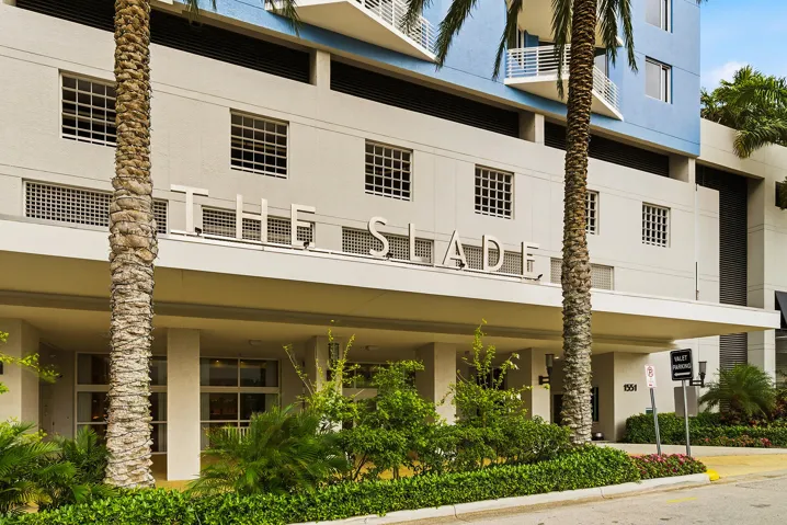 1551-N-FLAGLER-DR-605-33401-036