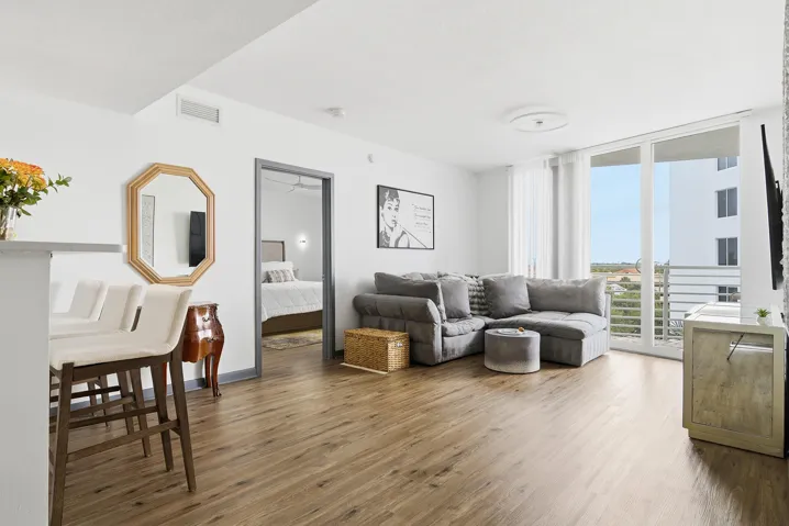 1551-N-FLAGLER-DR-605-33401-001