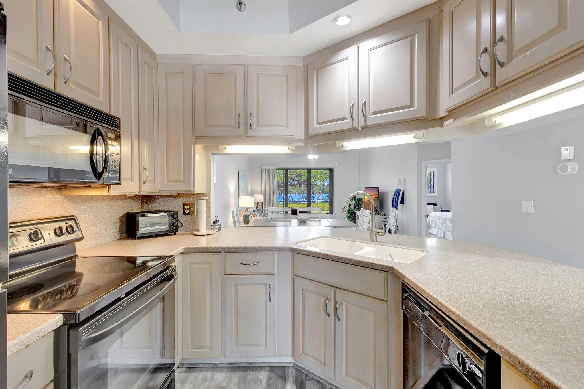 200 Waterside 109 - Kitchen1