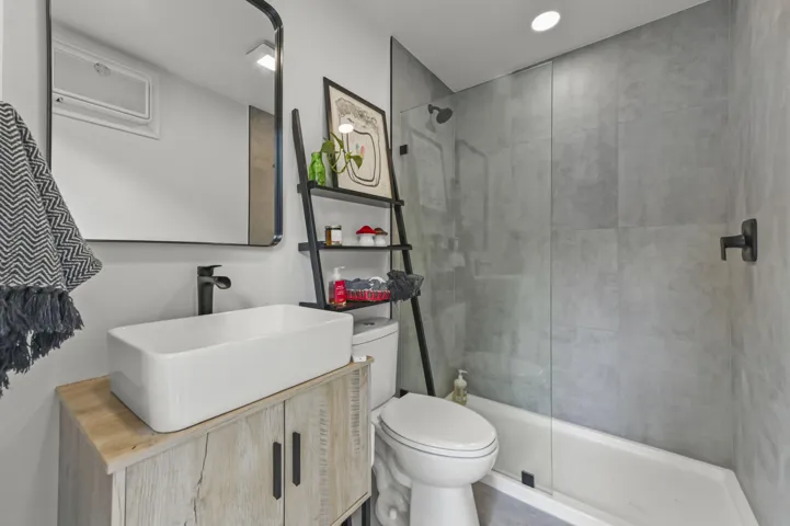 47 Bathroom 01