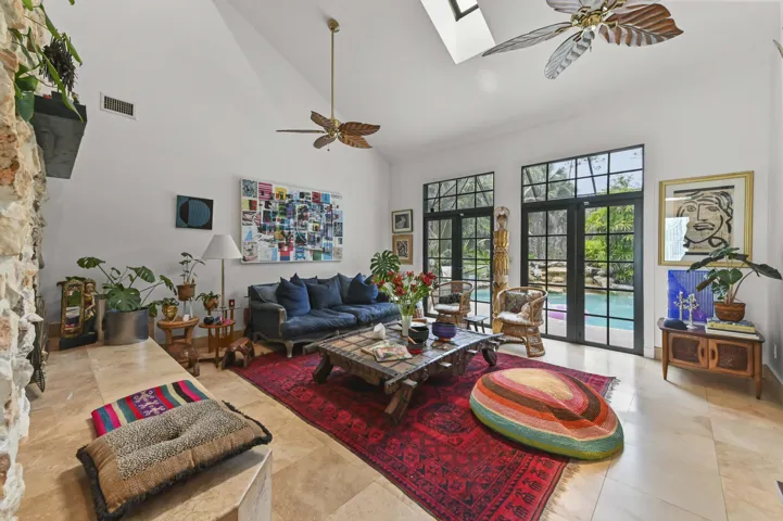 09 Living Room 01