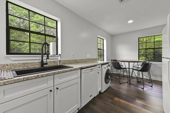 56 Kitchen 02