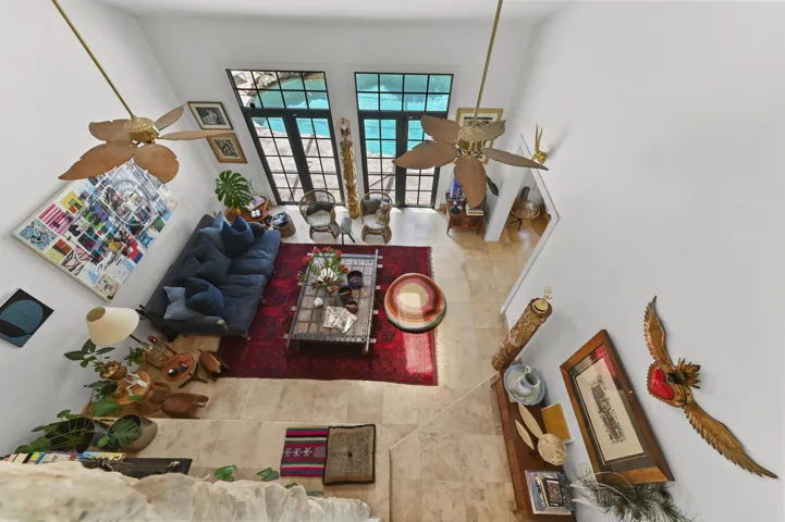 32 Living Room 01