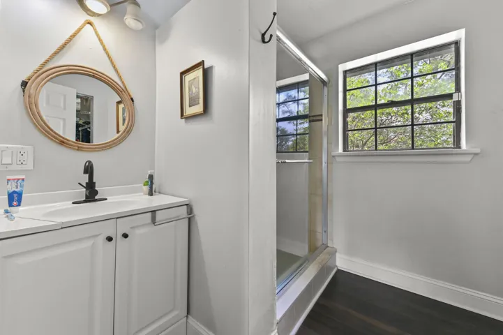 40 Bathroom 01