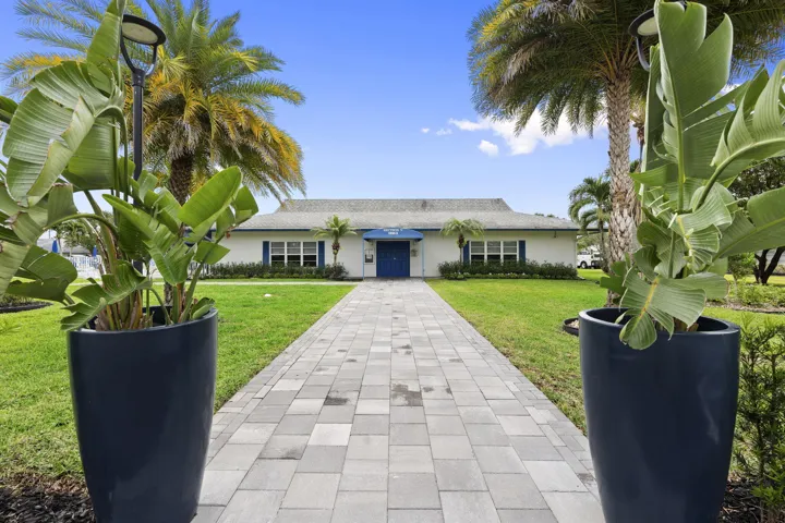 CLUBHOUSE