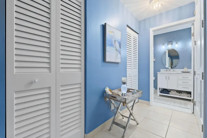 WALK IN CLOSETS