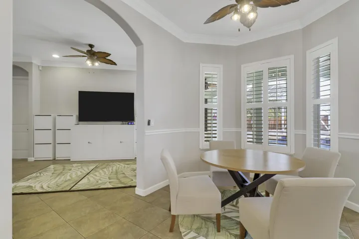 eating area in kitchen