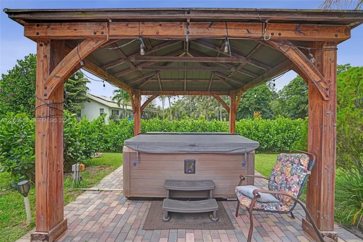 Jacuzzi with exterior lighting