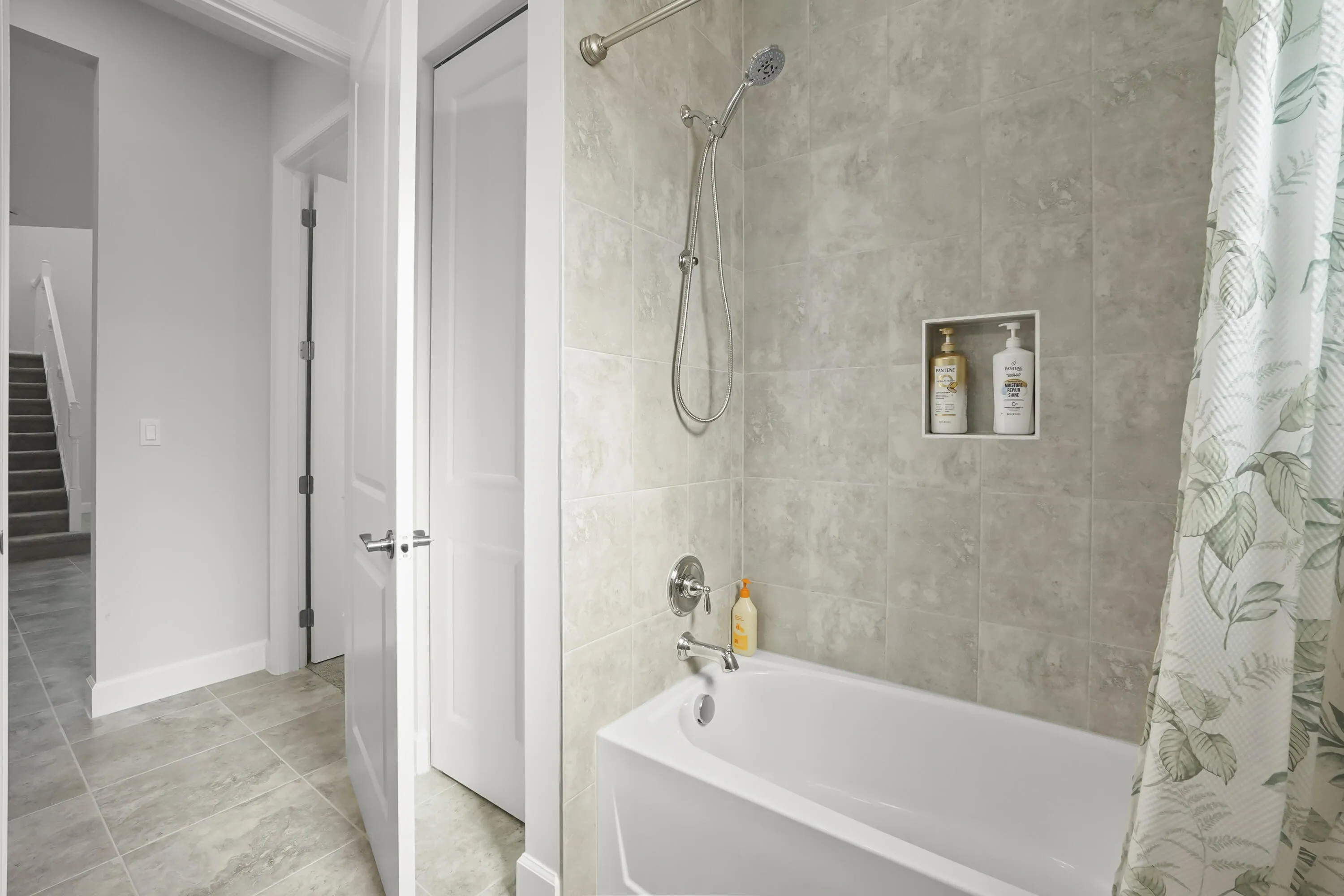 18 Bathroom 01