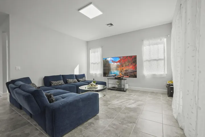 08 Family Room 01