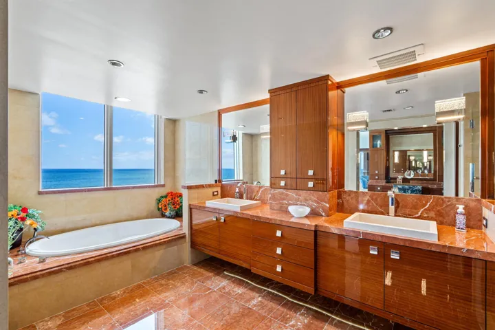 OCEANFRONT PRIMARY BATH