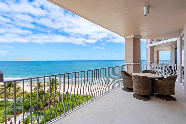 OCEANFRONT BALCONY DINING