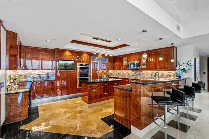 KITCHEN AND COUNTER SEATING