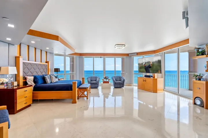 OCEANFRONT PRIMARY SUITE