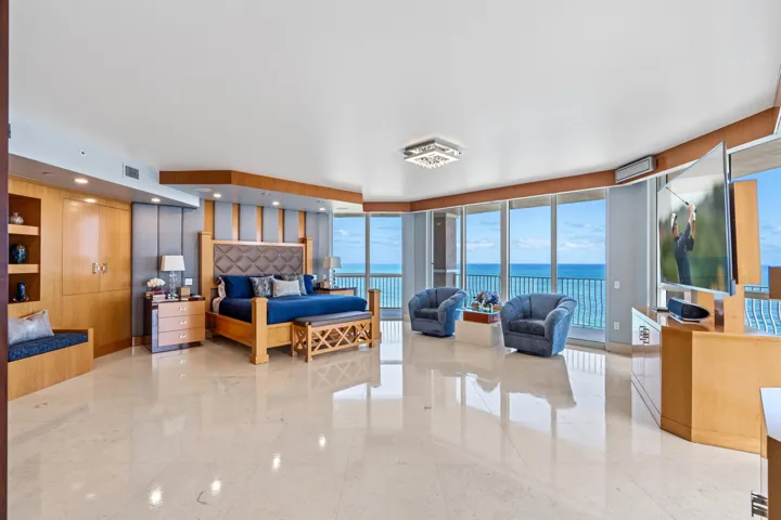 OCEANFRONT PRIMARY SUITE
