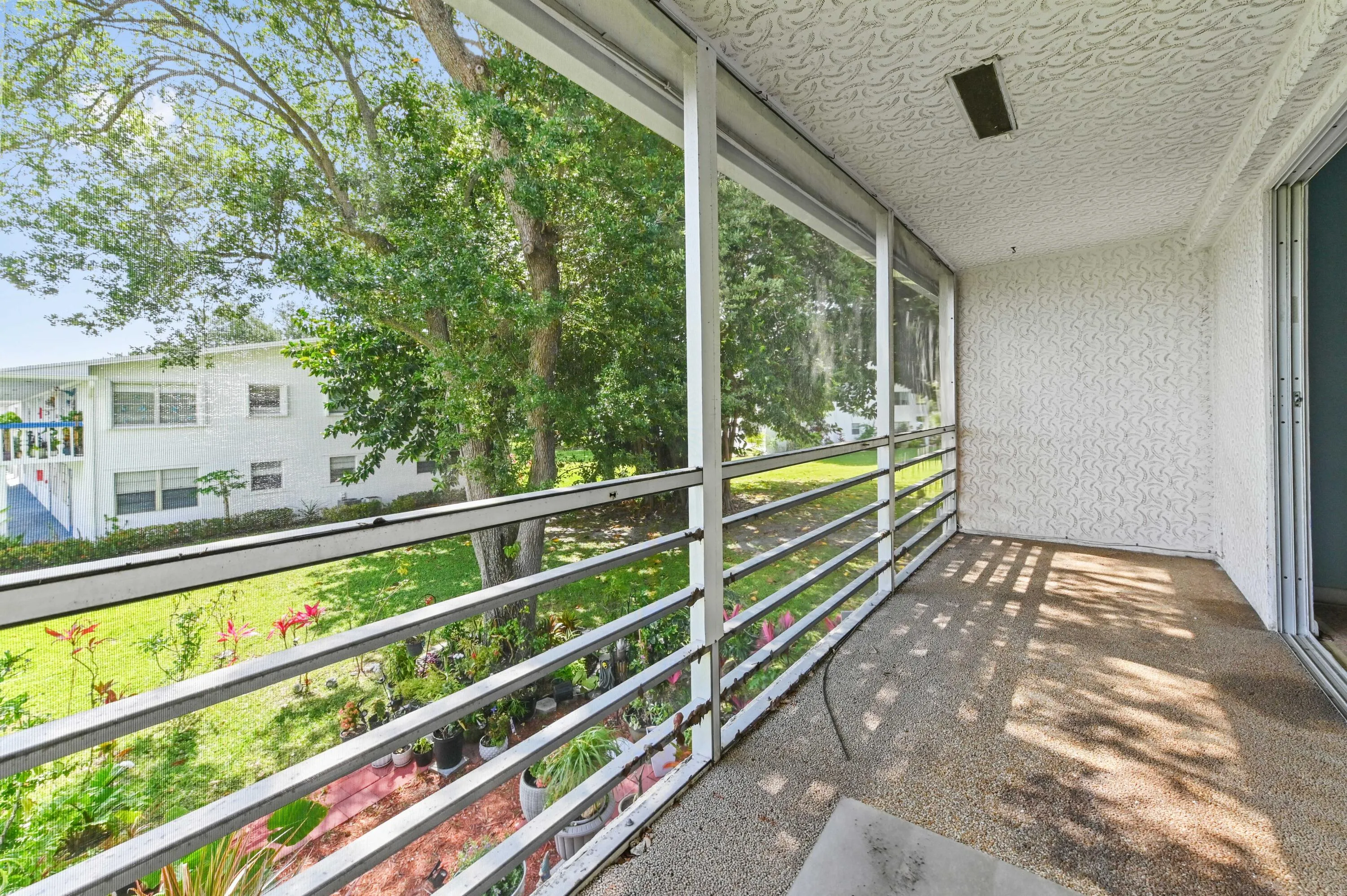 17 Balcony 02