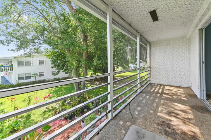 17 Balcony 02