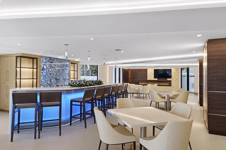Dining & Bar
