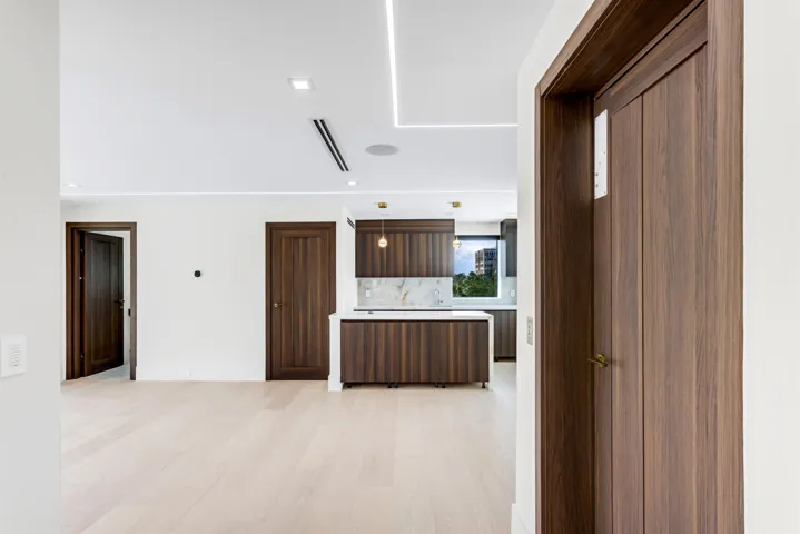 CLUBROOM_STRAIGHT_EB