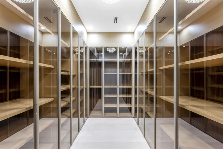 WALK_IN_CLOSET_STRAIGHT_EB