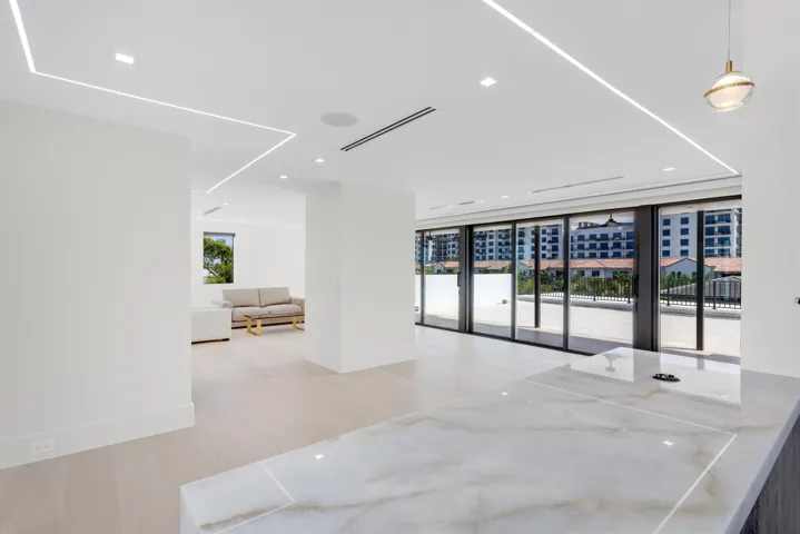 WETBAR_TO_CLUBROOM_EB